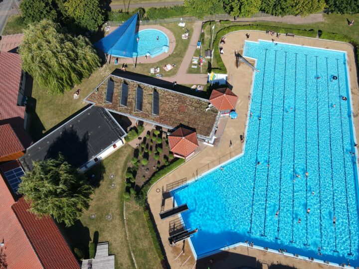 Kurs kostet 30 € für 5 Einheiten.
Der Eintritt für das Freibad ist seperat an der Freibadkasse zu entrichten. (4€ Abendtarif)